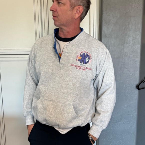 Vintage Hilton Active Apparel gray crewneck 1/4 button embroidered patch 90s Y2k - Picture 6 of 6